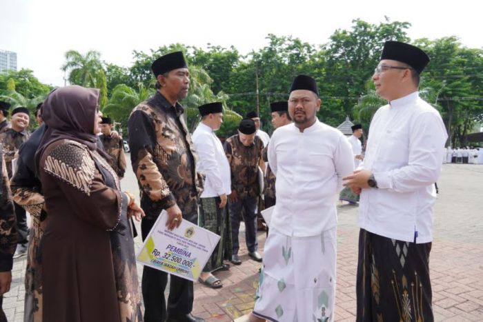 Di Peringatan Hari Santri, Bupati Gresik Berikan Reward kepada Juara Umum MTQ Jatim 2025 Di Peringatan Hari Santri, Bupati Gresik Berikan Reward kepada Juara Umum MTQ Jatim 2025
