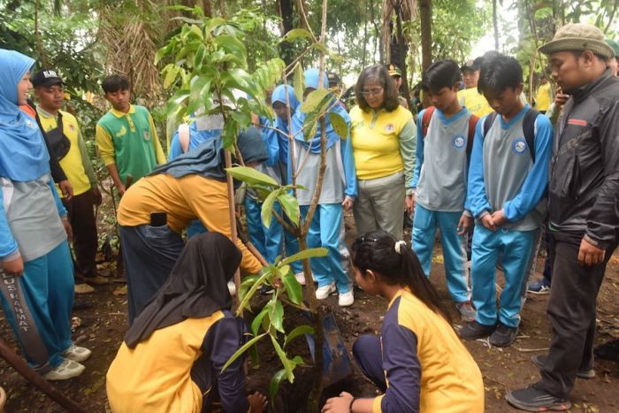 Pj Wali Kota Kediri Tanam Pohon di Sumber Cakarwesi, Peringati Hari Menanam Pohon Sedunia