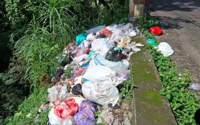 Tumpukan Sampah di Dekat Jembatan Blawean Desa Turi Dikeluhkan Warga