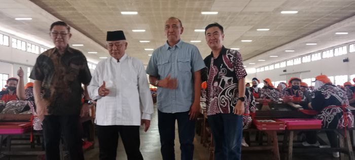 Bupati Sanusi Sapa Para Pekerja Dua Pabrik Rokok di Malang