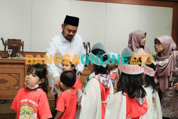 Terima Kunjungan TK Muslimat NU 29 Mahkota, Bupati Gresik Minta Orang Tua Luangkan Waktu untuk Anak