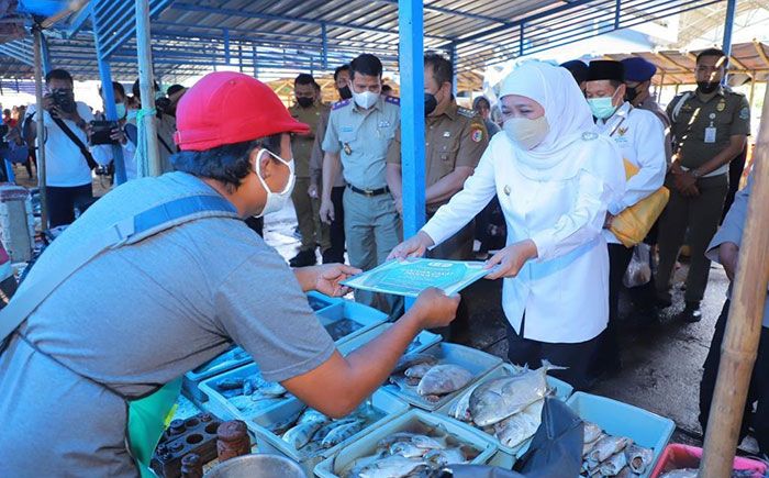 Blusukan ke Kampung Nelayan di Jember, Gubernur Khofifah Salurkan Program Perlindungan Sosial