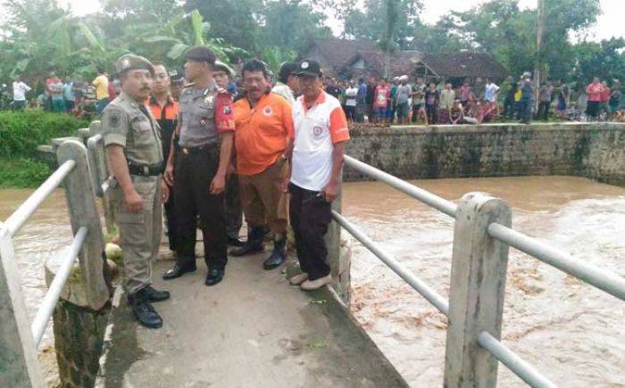 Cari Batu, 4 Orang Terseret Arus Sungai Desa Mlinjon Trenggalek