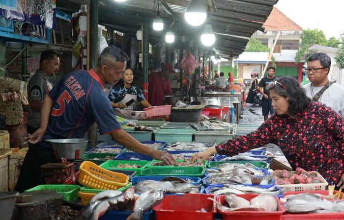 Kunjungi Pasar Setono Betek, Pj Wali Kota Kediri Cek Harga dan Ketersediaan Bahan Pokok