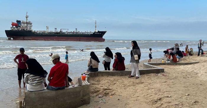 Kapal Tanker Kandas Jadi Daya Tarik Wisata Pantai Panduri Tuban