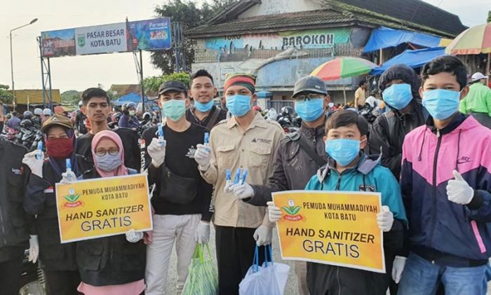 Cegah Virus Corona, Pemuda Muhammadiyah Bagi-bagi Hand Sanitizer