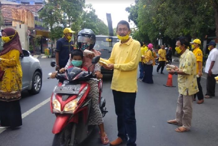 Sebar Ribuan Masker, DPD Golkar Lamongan Ajak Kadernya Lawan Covid-19