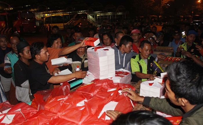 Gandeng ​Forwas Sidoarjo, DJP Jatim ll Berbagi Sahur Ratusan Nasi Kotak