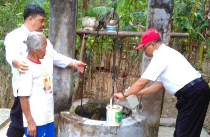 Antisipasi Penyakit, Pemkab Trenggalek Beri Kaporit ke Sumur Warga Terdampak Banjir