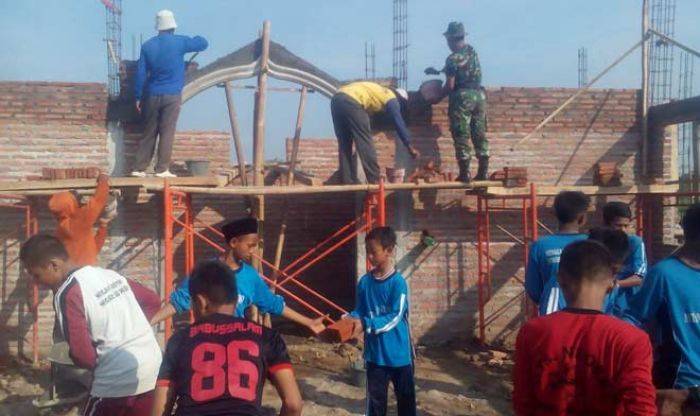 Gotong Royong Bangun Masjid Al Mathlubin di MtsN Desa Tanjung, Koramil 0804/13 Bendo Ikut Bantu Gotong Royong Bangun Masjid Al Mathlubin di MtsN Desa Tanjung, Koramil 0804/13 Bendo Ikut Bantu