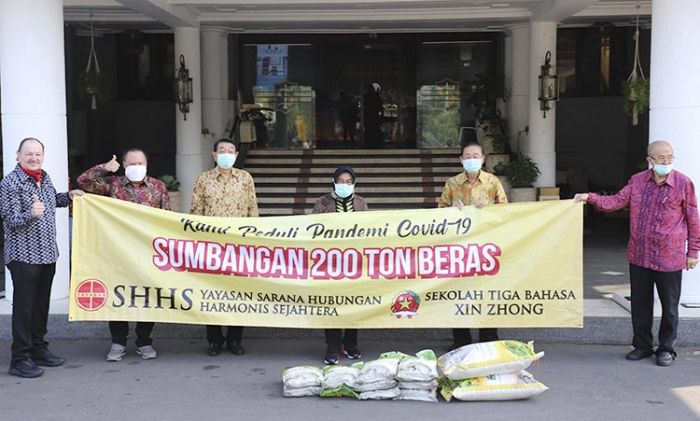 Prihatin Kondisi Wabah Covid-19, Alumni Xin Zhong Serahkan 200 Ton Beras ke Pemkot Surabaya