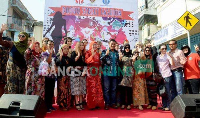 Indahnya Batik dan Tenun Ikat Bandar Kediri dalam Dhoho Street Fashion