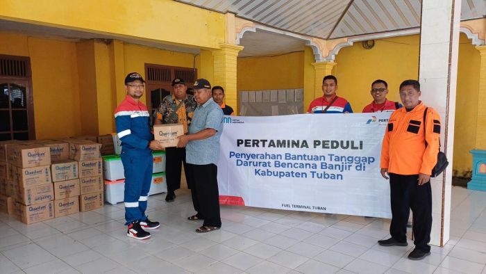 Pertamina FT Tuban Salurkan 100 Unit Kompor untuk Warga Terdampak Banjir di Kenduruan