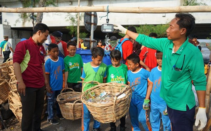 Kerja Bakti Massal, ​Pemkot Surabaya Kumpulkan 9,5 Ton Sampah