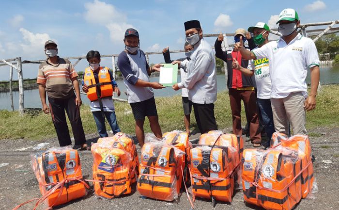 Dorong Produktivitas Nelayan Sedati, BHS Beri Bantuan Jaket Pelampung