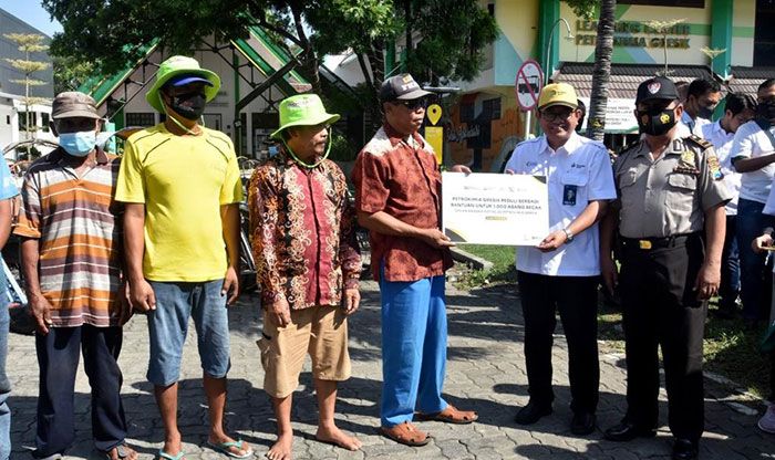 Petrokimia Gresik Bagikan 10.000 Paket Sembako dan Uang untuk Masyarakat Sekitar