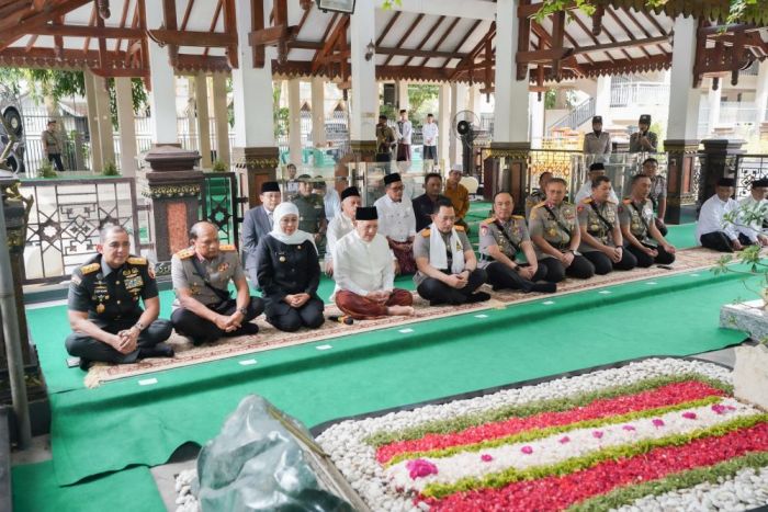 Gubernur Jatim Dampingi Kapolri Ziarah Makam Gus Dur: Teladan Perkuat Toleransi dan Pluralisme Gubernur Jatim Dampingi Kapolri Ziarah Makam Gus Dur: Teladan Perkuat Toleransi dan Pluralisme