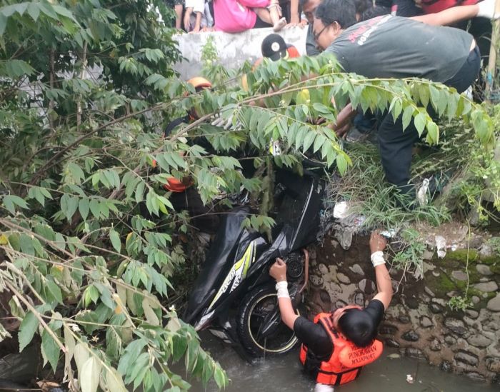 Mayat Pria dan Motornya Ditemukan di Sungai Prambon Sidoarjo, Diduga Korban Laka Tunggal