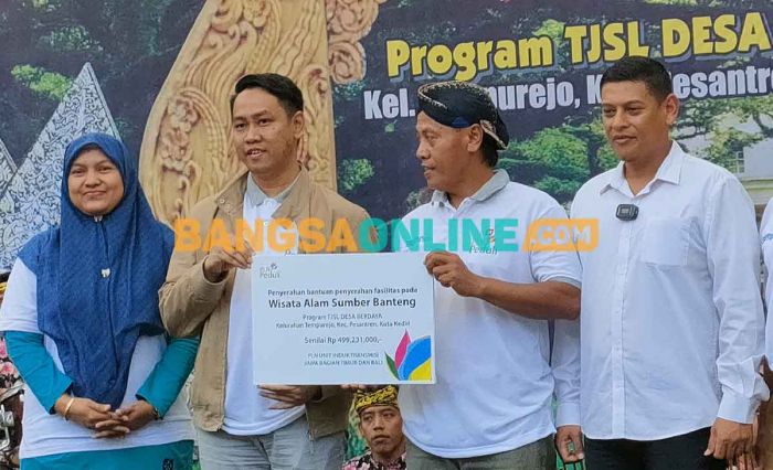 PLN Serahkan Bantuan Program TJSL ke Kampung Wisata Sumber Banteng