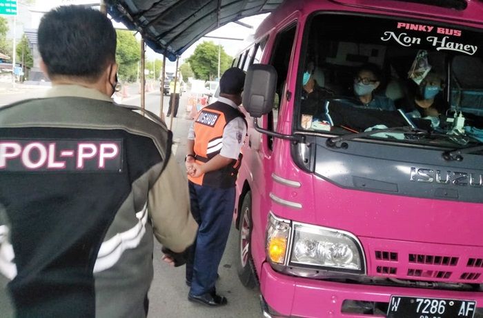 Jelang PPKM, Petugas Gabungan di Ngawi Gelar Operasi Yustisi di Perbatasan