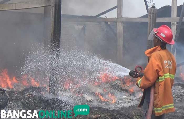 Gudang Kain Perca di Tembelang Jombang Ludes Terbakar