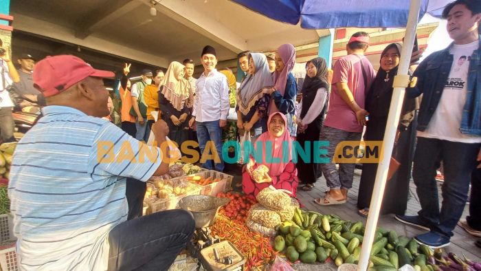 Dukungan  Menguat, Paslon Mubarok Blusukan dan Borong Bahan Pokok di Pasar Kedung Maling Mojokerto