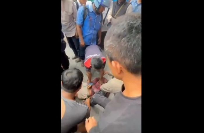 Gagal Kabur, Pelaku Curanmor di Pasuruan Kota Dihajar Warga Usai Tabrak Kendaraan Parkir