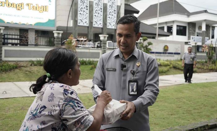 Pererat Silaturahmi, Imigrasi Surabaya Bagikan Takjil ke Masyarakat