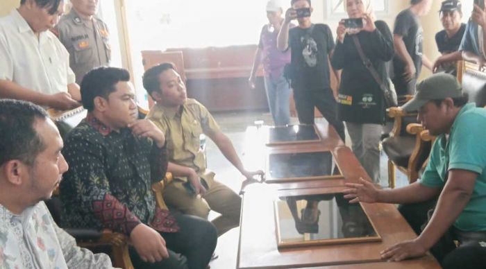 PKL Korban Gusuran Kali Avoor Bertahan 43 Hari di DPRD Gresik