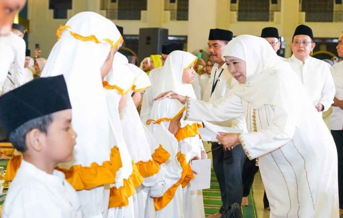 Gubernur Khofifah Bersama Ribuan Masyarakat Peringati Nuzulul Quran di Masjid Al Akbar Surabaya