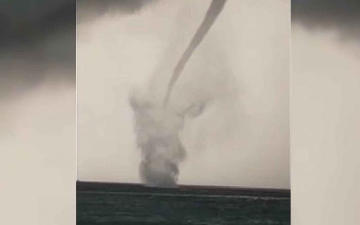 Angin Puting Beliung di Pantai Drajid Lumajang, Warga Sekitar Sempat Cemas Angin Puting Beliung di Pantai Drajid Lumajang, Warga Sekitar Sempat Cemas