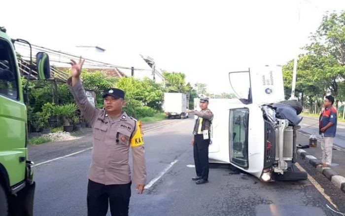 Sopir Diduga Ngantuk, Mobil Wuling Berlogo BGN Terbalik di Babat Lamongan