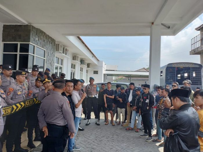 Warga Desak KPU Bangkalan Pecat Ketua PPS Desa Lerpak karena Kepergok Temui Caleg