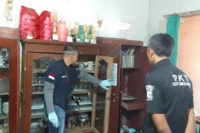 Kawanan Perampok Bersenjata Tajam Satroni Rumah di Probolinggo, Korban Sempat Disekap Kawanan Perampok Bersenjata Tajam Satroni Rumah di Probolinggo, Korban Sempat Disekap