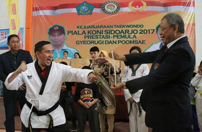 Semangat Kembangkan Olahraga, Ketua KONI Sidoarjo Terima Sabuk Hitam Taekwondo