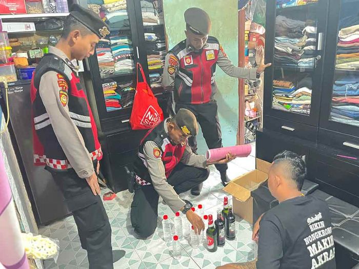 Razia Pekat, Polres Probolinggo Tangkap Penjual Miras Ilegal dan Amankan Belasan Botol Razia Pekat, Polres Probolinggo Tangkap Penjual Miras Ilegal dan Amankan Belasan Botol