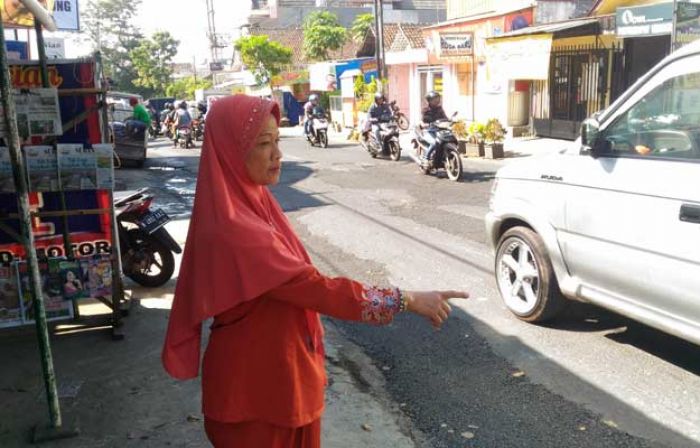 Tindaklanjuti Keluhan Warga, DPUPR Tambal Jalan Rusak di Bandulan