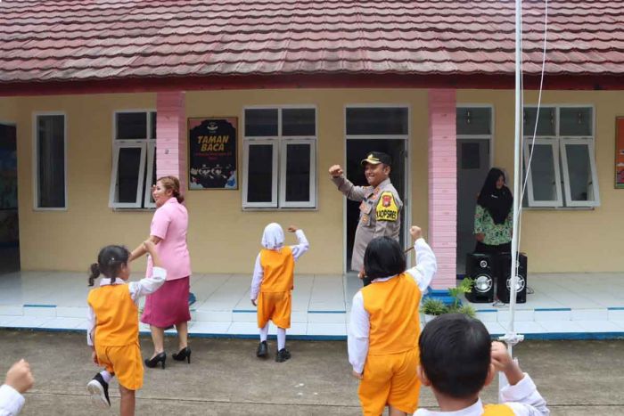 Kapolres Ngawi bersama Ketua Kemala Bhayangkari Main Bersama Siswa TK