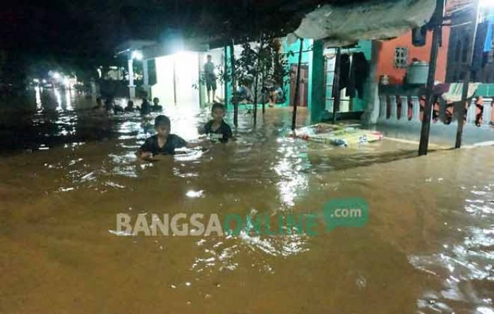 Banjir Genangi Pemukiman di Mojoagung, Warga Mengungsi di Balai Desa