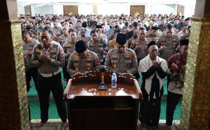 Polda Jatim Gelar Salat Gaib, Doakan Korban Banjir Bandang dan Longsor Sumatra
