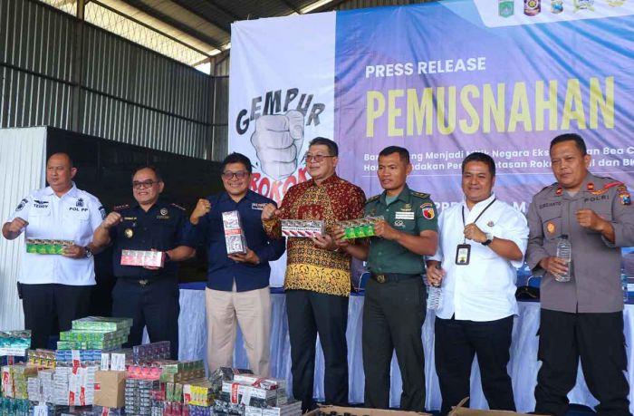 Pemkab Malang bersama Bea Cukai Musnahkan Hasil Penindakan Rokok Ilegal dan MMEA