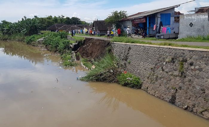 Diterjang Banjir, Plengsengan Sungai Kedunglarangan Pasuruan Ambrol