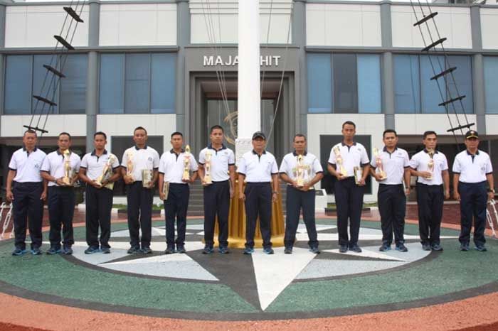 Pangarmatim Berikan Hadiah kepada Pemenang Rangkaian Lomba HUT ke-72 TNI