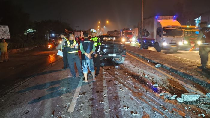 Tertimpa Tiang PJU Beraliran Listrik, Pemotor di Krian Sidoarjo Tewas