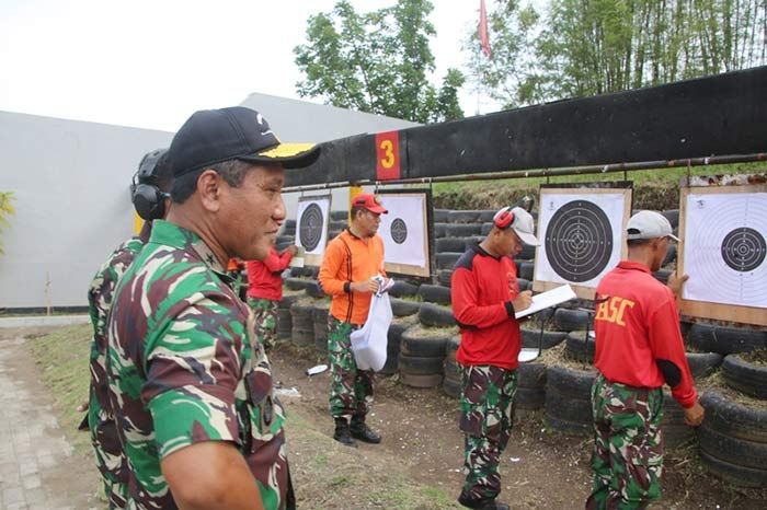 Asah Naluri Tempur, Kaskoarmada II Pimpin Latihan Menembak Asah Naluri Tempur, Kaskoarmada II Pimpin Latihan Menembak