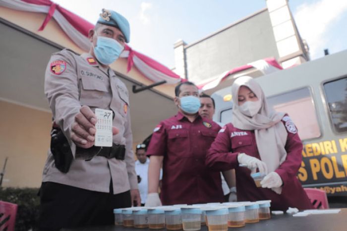 Penguatan Pengawasan Polres Kediri Kota Adakan Tes Urine Dadakan Bagi Personel