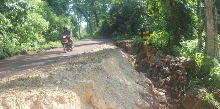 Baru Dua Bulan Diperbaiki, Trotoar dan Pembatas Jalan di Tuban Longsor Lagi
