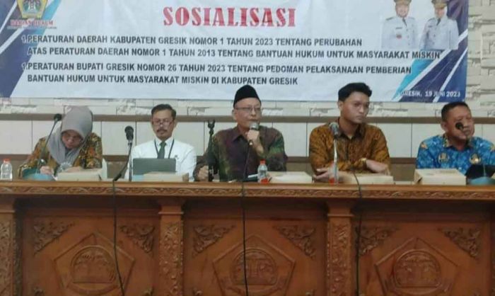 Bersama Direktur YLBH FT, Wakil Ketua DPRD Gresik Sosialisasikan Perda Bankum