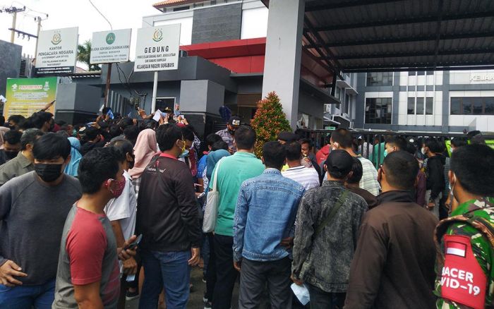Berkerumun, Sebabkan Jalan Macet, Ratusan Pelanggar Tilang Penuhi Halaman Kejari Surabaya