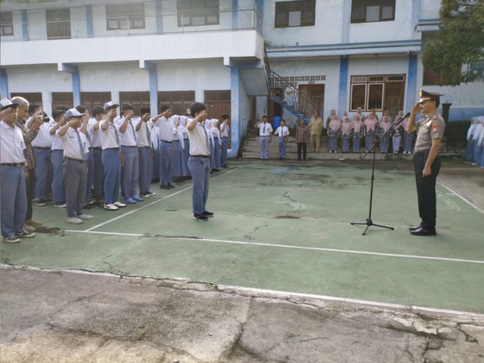 Peringati Hardiknas, Perwira Polres Ngawi Jadi Pembina Upacara di 19 Sekolah